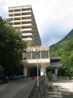 Hotel Roman - betonov monstrum usazen v ndhern prod