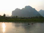 Ped zpadem slunce ve Vang Vieng (neustl opar i smog)