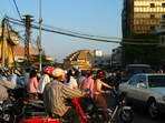 Ulice v centru Phnom Penhu, v pozad kupole Psar Thmei (Nov trh)
