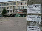 Msteko Samokov - tohle jsme si nemohli nechat ujt: Nemocnice a na plot plakty s reklamou na pohebn sluby