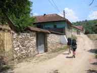 Procházíme vesnicí Karašova