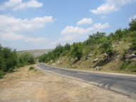 Silnice nad vesnicí Karošova (stopujeme)