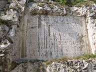 Nápis vytesaný do skály u Dunaje