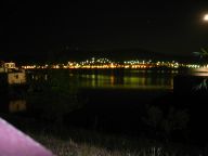 Noční Oršova (to růžové je Dacia, kde jsme si opírali foťák)