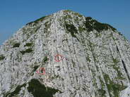ukzka znaen cesty skaln stnou - oznaeni dva turist stoupajc na vrchol