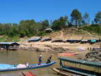 Zastvka v jedn vesnice u Mekongu