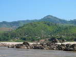 V Mekongu je spousta skalisek a za nimi lenit kopce